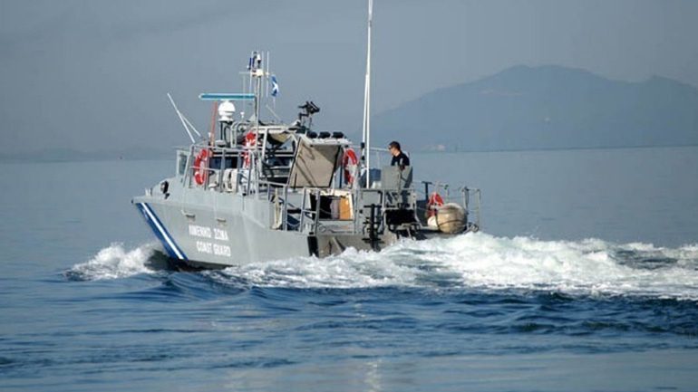 Σε ετοιμότητα Λιμενικό και ιδιωτικά σκάφη για την πυρκαγιά σε Ελευσίνα και Αγίους Θεοδώρους