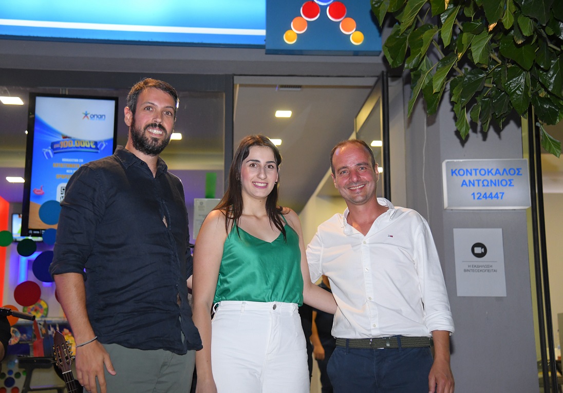 O Γιώργος Σαμαράς, Head of Sales των OPAP Stores, μαζί με τον ιδιοκτήτη του καταστήματος ΟΠΑΠ στα Ανώγεια Αντώνη Κοντόκαλο και την νικήτρια της κλήρωσης