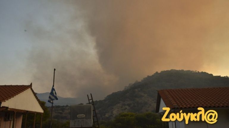 Λουτράκι: Μάχη για να μην πλησιάσει η φωτιά στα διυλιστήρια