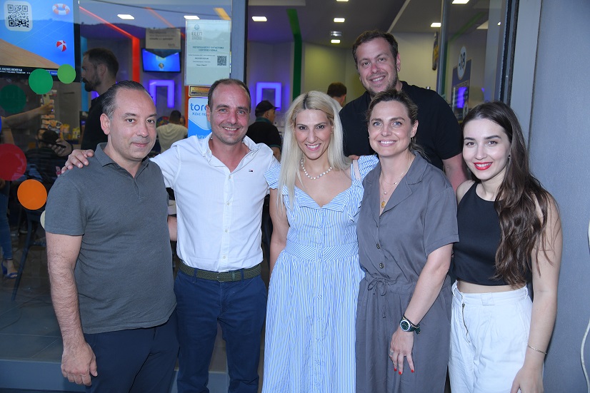 H ομάδα Pr & Μedia Relations του ΟΠΑΠ με τον ιδιοκτήτη του καταστήματος