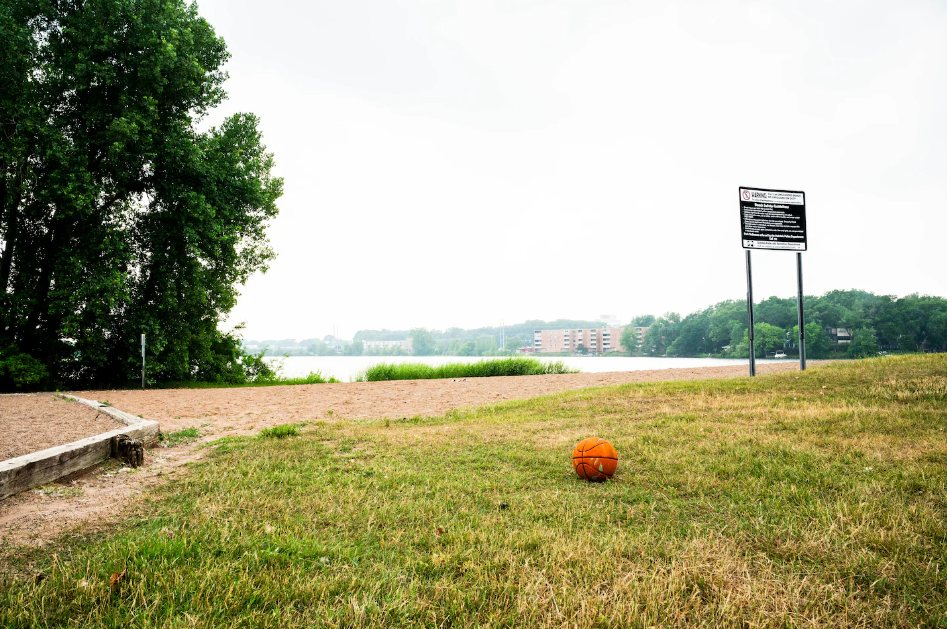 Το Tanners Lake Park, στο Oakdale, βρίσκεται κοντά στα κεντρικά γραφεία της 3M στο Maplewood