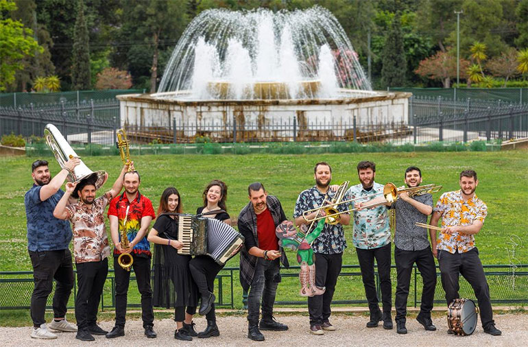 Τέσσερις ακόμα σταθμοί για το «Λεωφορείο του Καραγκιόζη»