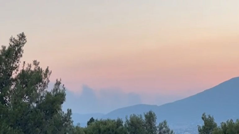 Ορατοί από την Κηφισιά οι καπνοί πίσω από την Πάρνηθα