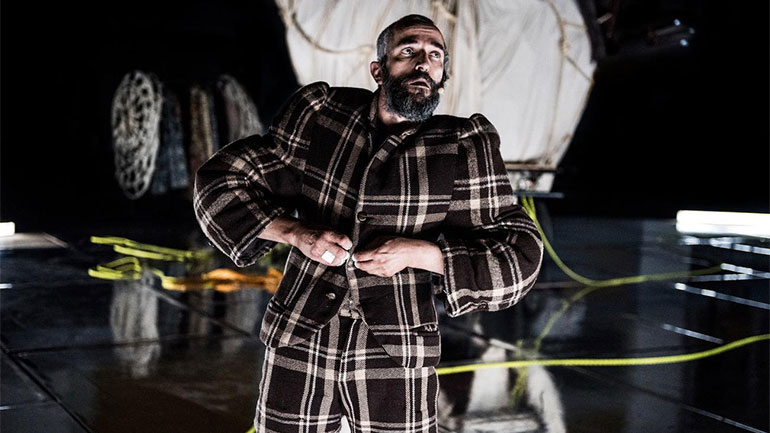 Πρεμιέρα για τα «Βατράχια» της Έφης Μπίρμπα με τον Άρη Σερβετάλη και τον Μιχάλη Σαράντη