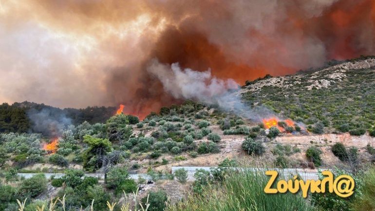 Δερβενοχώρια: Εξαπλώνεται προς τα Βίλια το πύρινο μέτωπο – Εκκενώνονται οικισμοί