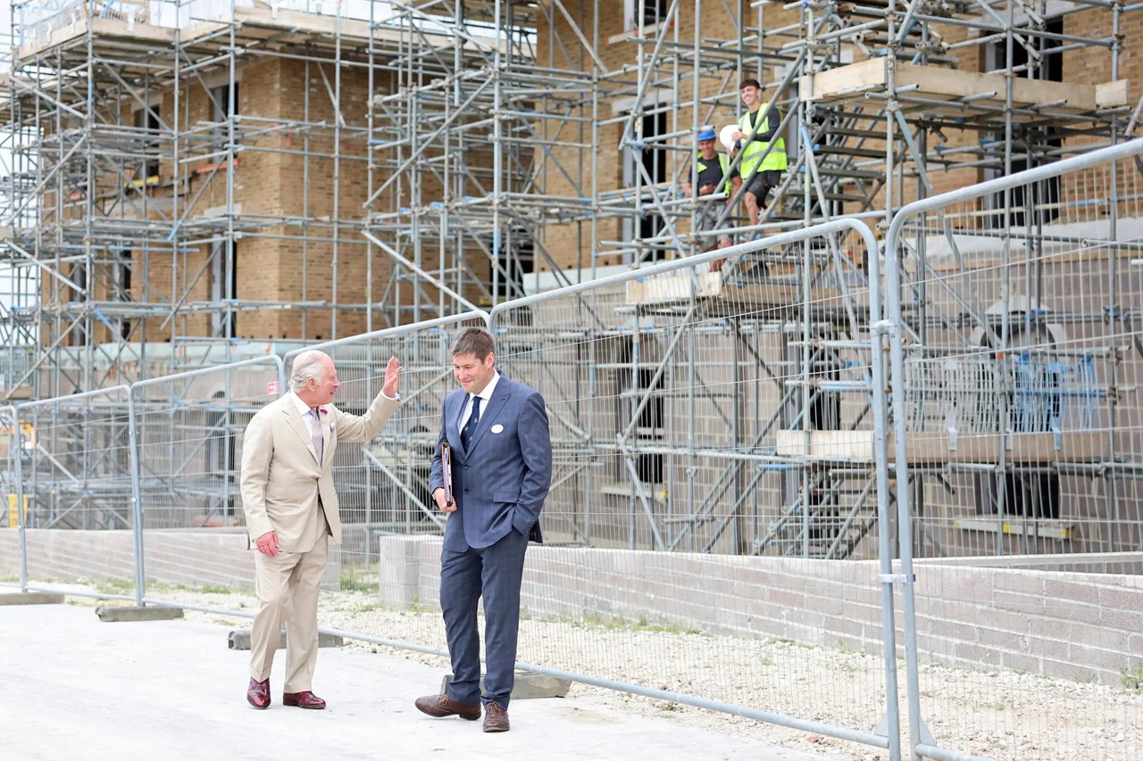 Ο Κάρολος επισκέπτεται την ανάπτυξη του Δουκάτου της Κορνουάλης στο Poundbury, τον Ιούνιο
