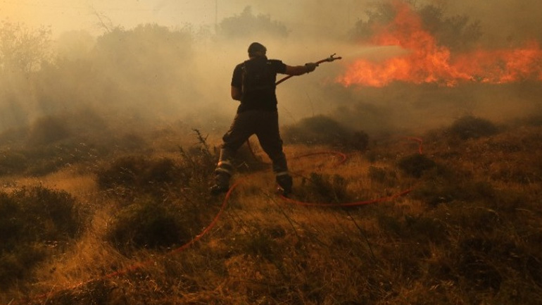Συνεχίζονται οι μάχες στα πύρινα μέτωπα – Σε ύφεση η πυρκαγιά στη Λακωνία