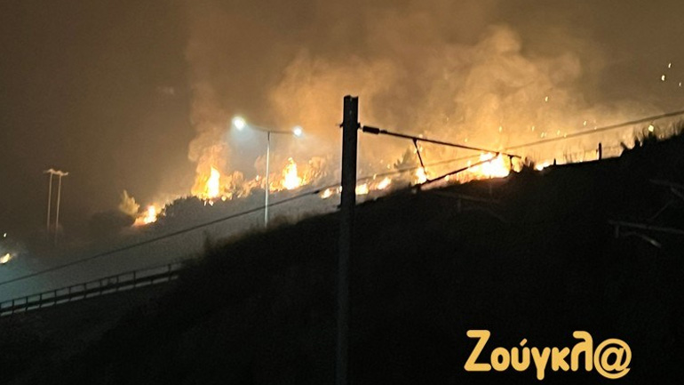 Δύσκολη νύχτα με πύρινα μέτωπα σε Δυτική Αττική και Λουτράκι