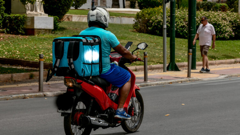 Διανομείς φαγητού: Οι ακραίες καιρικές συνθήκες, το πάγιο αίτημα και το ΦΕΚ του υπουργείου Εργασίας
