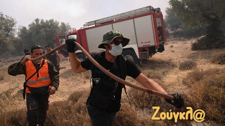 Προσπάθειες να περιοριστεί η φωτιά στα Μέγαρα