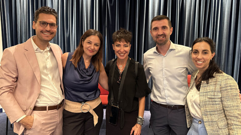 Η Bristol Myers Squibb στηρίζει την προαγωγή της συμπερίληψης των ατόμων με προβλήματα ακοής