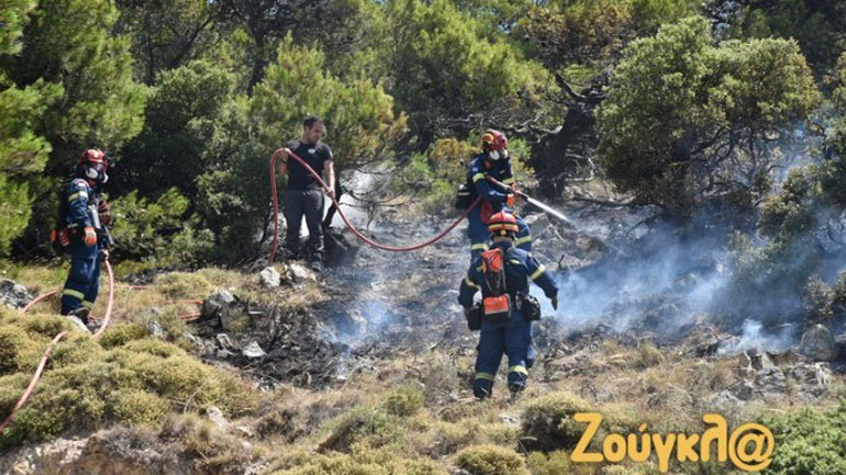 Αναζοπυρώσεις σε Δερβενοχώρια και Λουτράκι – Mάχη να μην περάσει η πυρκαγιά στην Πάρνηθα