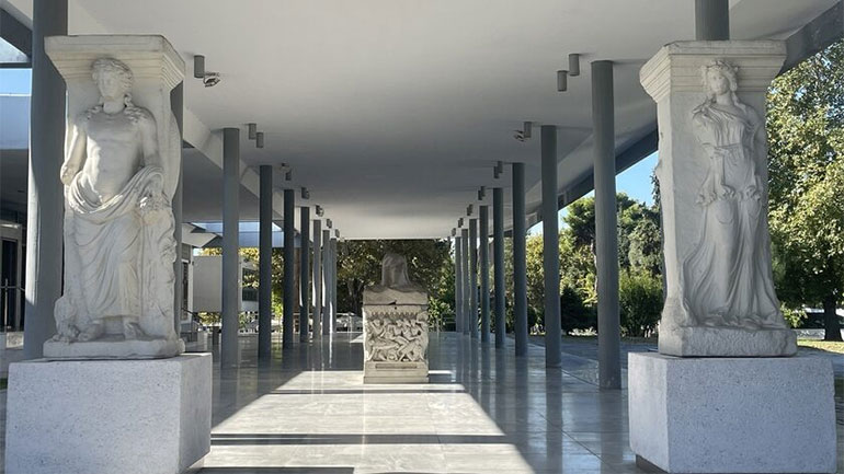 «Ορφικοί Διάλογοι»: Μια έκθεση στη Θεσσαλονίκη εμπνευσμένη από τον Πάπυρο του Δερβενίου