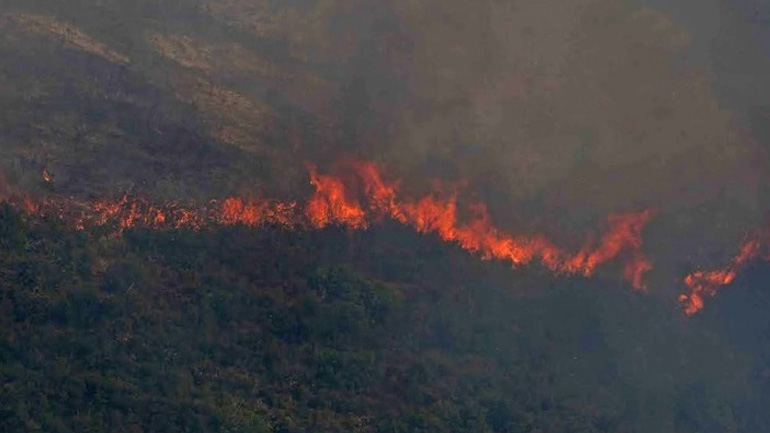 Αναζωπυρώσεις σε Δυτική Αττική, Ρόδο και Λακωνία – Τρεις συλλήψεις ανδρών στην Κρήτη που εκτελούσαν θερμές εργασίες