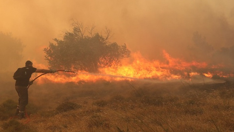 Δύσκολη η κατάσταση στη Ρόδο – Καλύτερη η εικόνα στη Δυτική Αττική – Σε ύφεση η φωτιά στο Λουτράκι