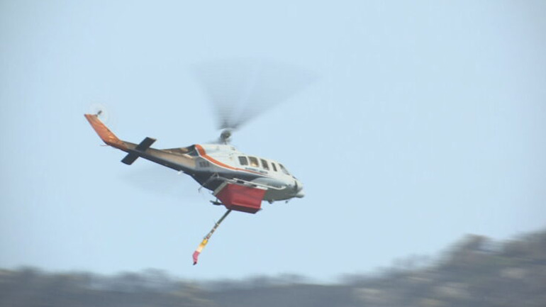 Βίντεο – Μάνδρα: Η στιγμή που ελικόπτερα σβήνουν το φλεγόμενο μέτωπο