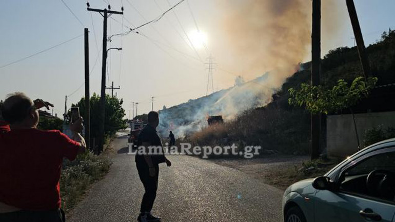 Πυρκαγιά κοντά σε σπίτια στη βόρεια πλευρά της Λαμίας