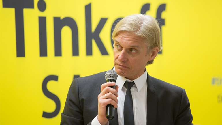 Η Βρετανία ήρε τις κυρώσεις από τον Ρώσο επιχειρηματία Όλεγκ Τινκόφ