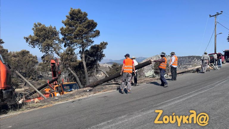 Αποκαθίστανται σταδιακά οι κολώνες της ΔΕΗ που καταστράφηκαν από τις πυρκαγιές στα Δερβενοχώρια