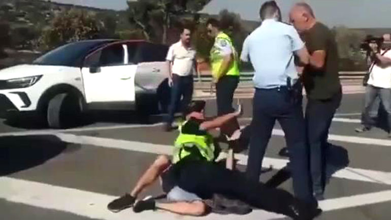 Αστυνομικοί χτύπησαν και έσπρωχναν κατοίκους στη Μάνδρα