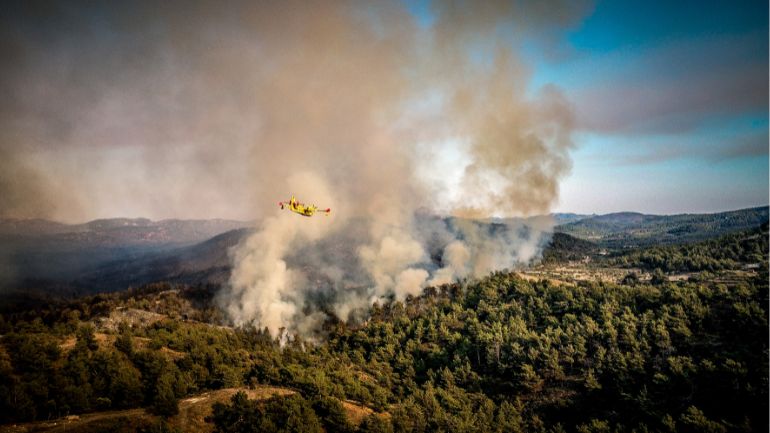 Ρόδος: Συνεχείς αναζωπυρώσεις στα μέτωπα της φωτιάς