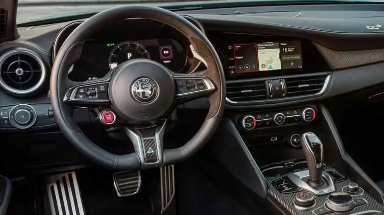 Alfa Romeo: «Οι πελάτες δεν θέλουν τεράστιες οθόνες στα αυτοκίνητα»