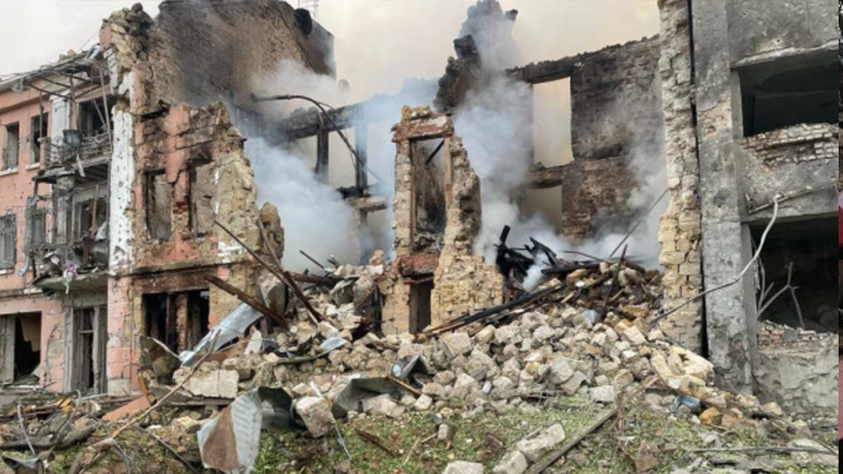 Τουλάχιστον 20 τραυματίες στις ρωσικές επιδρομές σε Μικολάιφ και Οδησσό