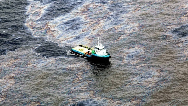 Μεγάλη πετρελαιοκηλίδα σε τουριστική παραλία του Ισημερινού