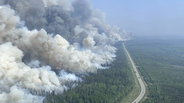 Καναδάς: Συνετρίβη ελικόπτερο κατά τη διάρκεια επιχείρησης κατάσβεσης πυρκαγιάς στην Αλμπέρτα – Νεκρός ο πιλότος