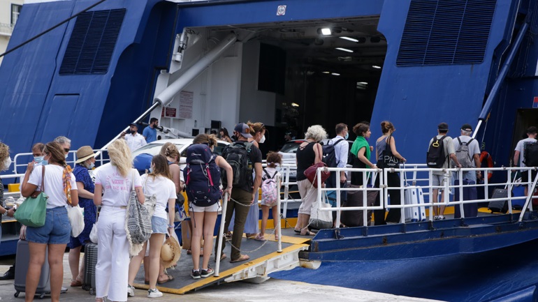 Αύξηση της επιβατικής κίνησης από τα λιμάνια του Πειραιά και της Ραφήνας το πρώτο 15ήμερο του Ιουλίου