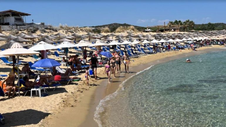 Έδιωξαν καθηγητή του ΔΠΘ από παραλία στην Καβάλα επειδή δεν καθόταν σε ξαπλώστρα