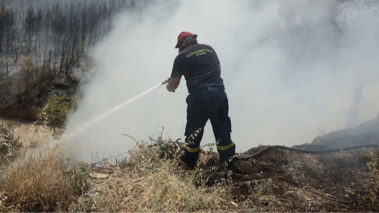 Δύο πυροσβέστες λιποθύμησαν κατά τη διάρκεια της κατάσβεσης της φωτιάς στον Προφήτη Θεσσαλονίκης