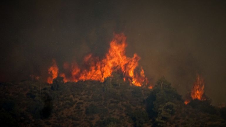 Παραμένει ανεξέλεγκτη η φωτιά στη Ρόδο – Εκκενώθηκε το χωριό Λάερμα – Ενισχύονται οι δυνάμεις πυρόσβεσης