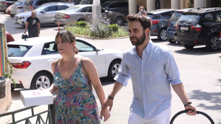 Λάζος Μαντικός – Αθηνά Κουρή: Εξιτήριο από το μαιευτήριο με τη νεογέννητη κόρη τους