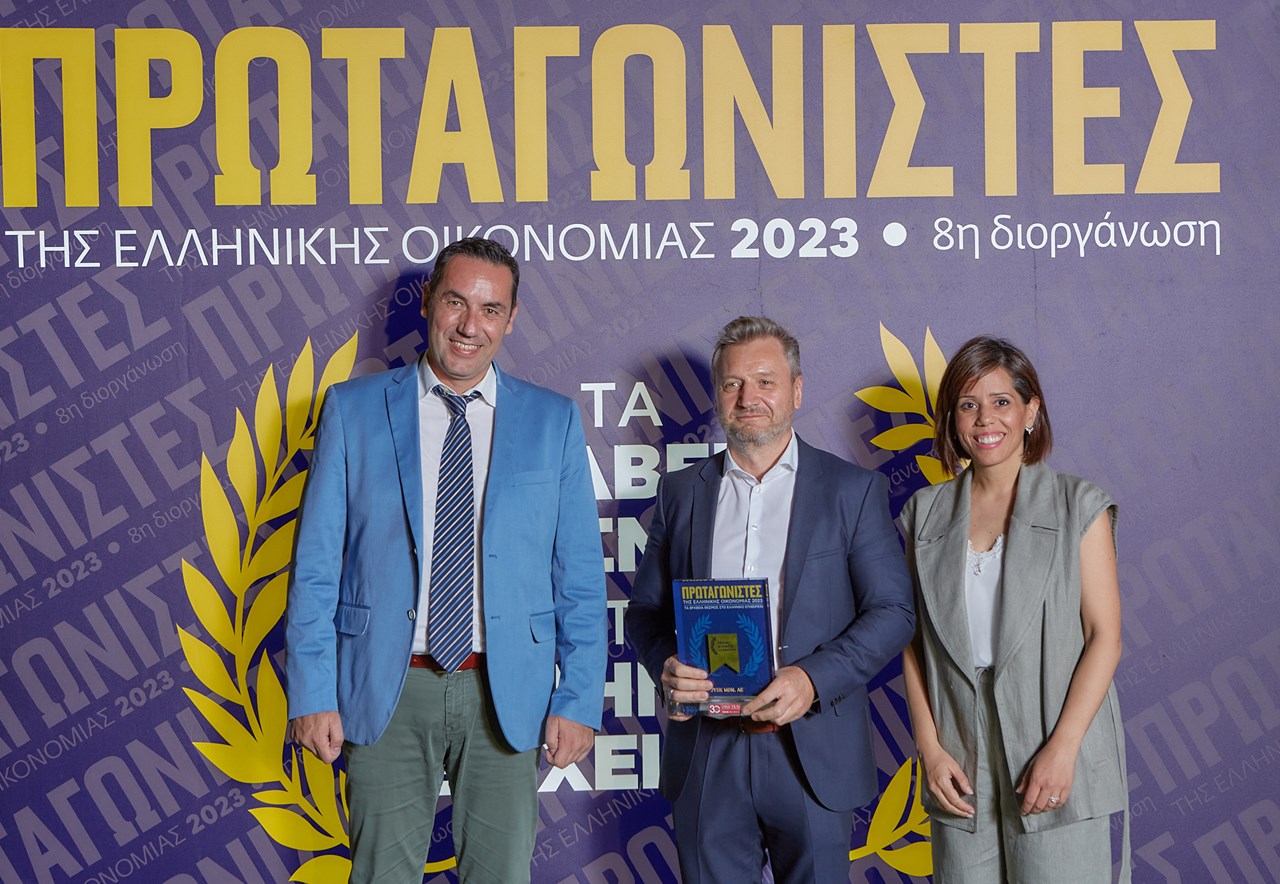 O Sandor Szimeiszter, Country Director JYSK Ελλάδας ανάμεσα στους Γιώργο Τσιρώνη, Retail Manager και Ντόρα Αντωνάτου, HR Manager