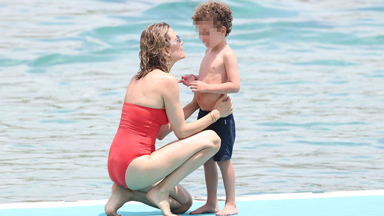 Βίκυ Καγιά: Βουτιές μαζί με τον 5χρονο γιο της, Κάρολο στη Μύκονο