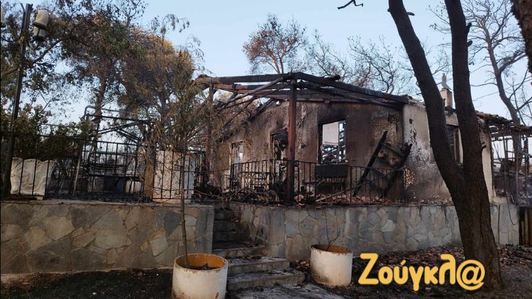 Τις πληγές τους μετρούν οι κάτοικοι στους οικισμούς της Μάνδρας, που είδαν τους κόπους μιας ζωής, να γίνονται στάχτη.