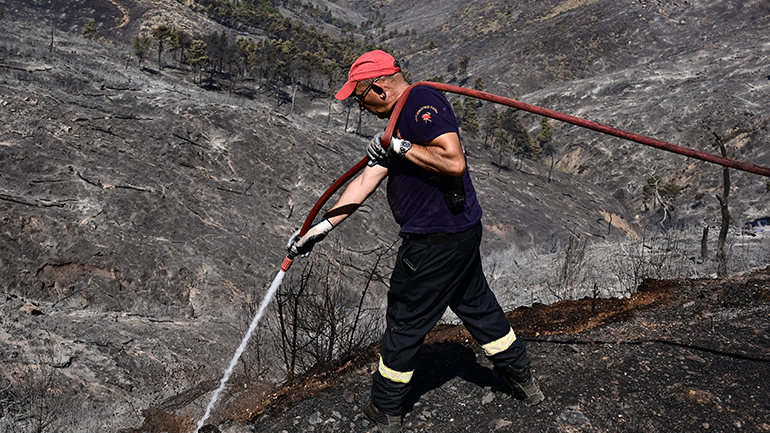 Βελτιωμένη η εικόνα στις πυρκαγιές σε Δυτική Αττική, Ρόδο και Λακωνία