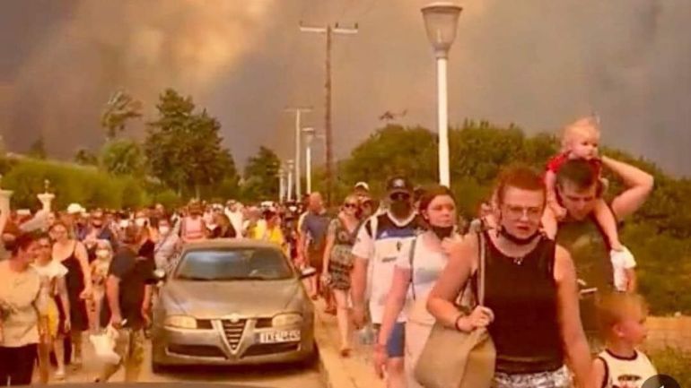 Φωτιά στη Ρόδο: Ενεργοποιείται η Μονάδα Διαχείρισης Κρίσεων του ΥΠΕΞ για εκκένωση ξένων πολιτών