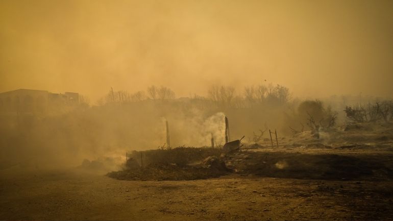 Ρόδος: Καίγονται σπίτια στα Λάερμα – Νέο μήνυμα από το 112 για εκκενώσεις