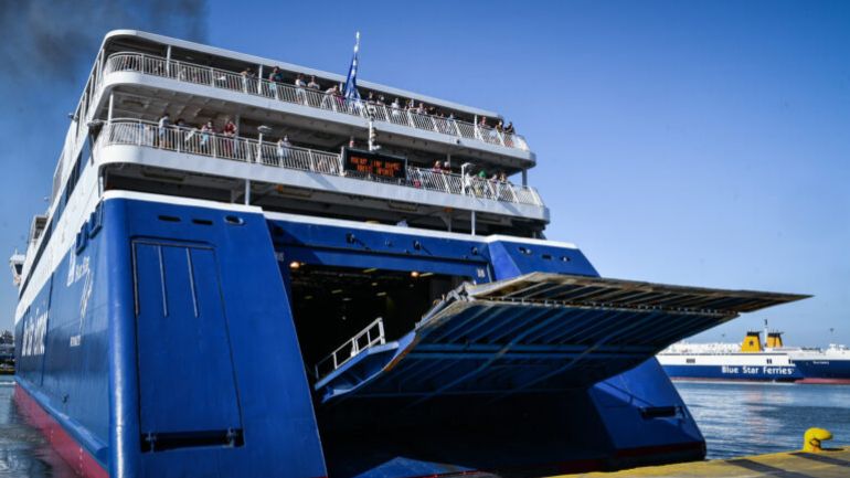 Φωτιά στη Ρόδο: Δεσμεύτηκαν τρία επιβατηγά πλοία για τη φιλοξενία απεγκλωβισθέντων