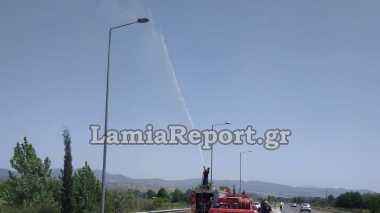 Ακραίες θερμοκρασίες και στη Λαμία – Πήρε φωτιά λαμπτήρας σε κολώνα φωτισμού