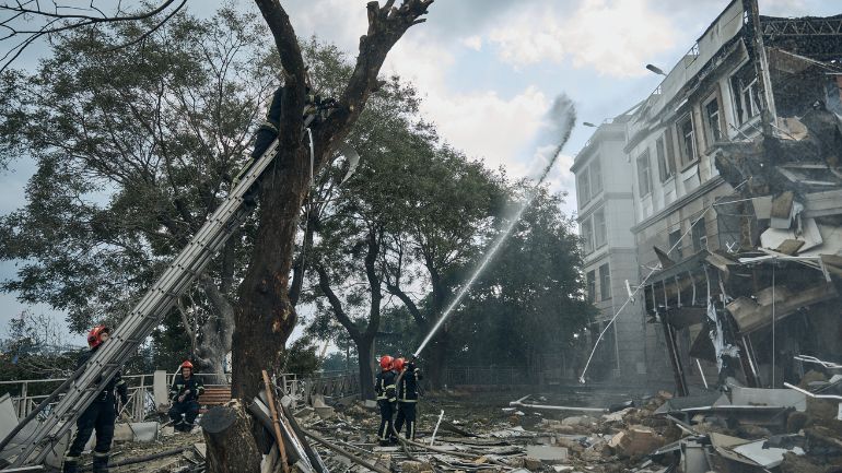 Ρώσος ανταποκριτής σκοτώθηκε σε βομβαρδισμό – Τρεις ακόμη δημοσιογράφοι τραυματίστηκαν