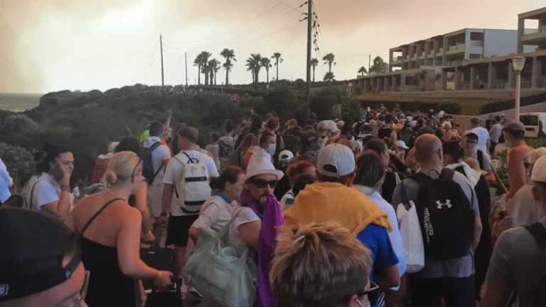 Ρόδος: Πολίτες εκκενώνουν άρον – άρον κοινότητες και παραλίες