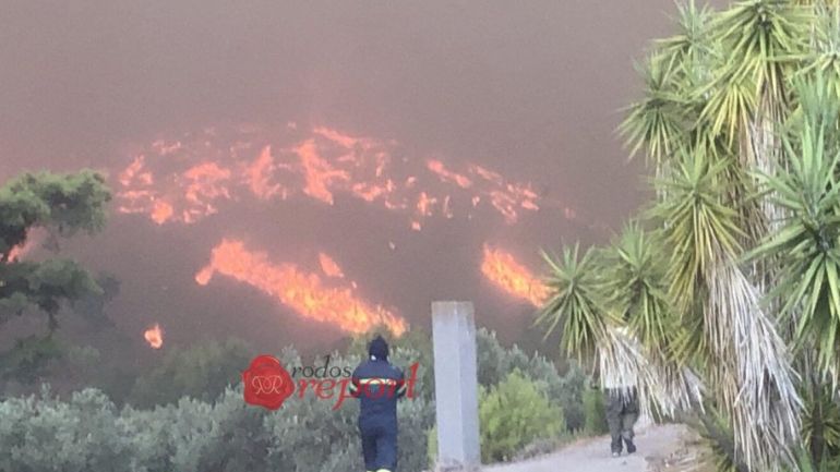 Φωτιά στη Ρόδο: Πυροσβέστες και μοναχές εγκλωβίστηκαν σε μοναστήρι