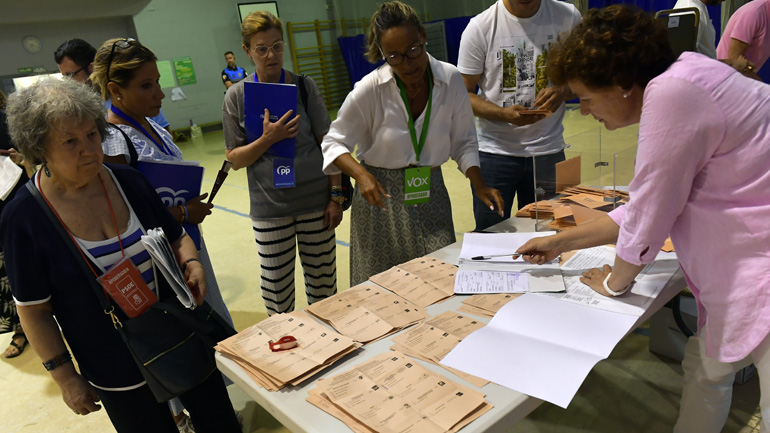 Ισπανία-εκλογές: Σοσιαλιστικό Κόμμα και Λαϊκό Κόμμα στήθος με στήθος