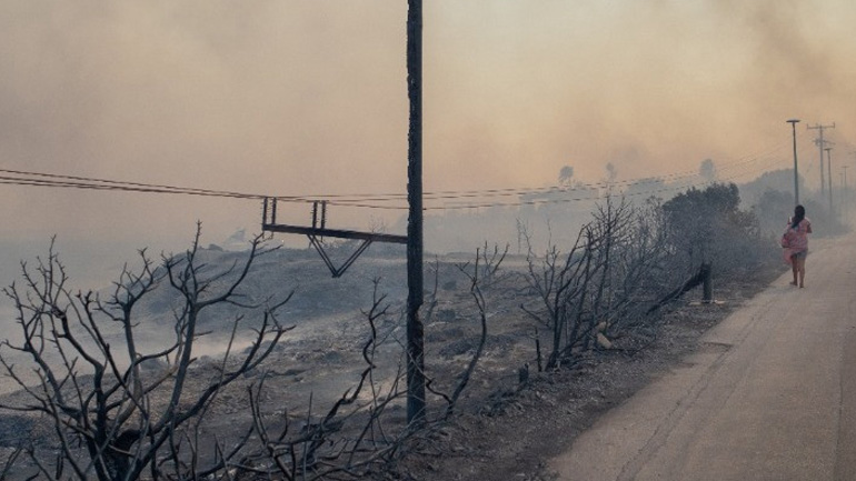 Έφθασε στη Ρόδο το κυβερνητικό κλιμάκιο για τις πυρκαγιές