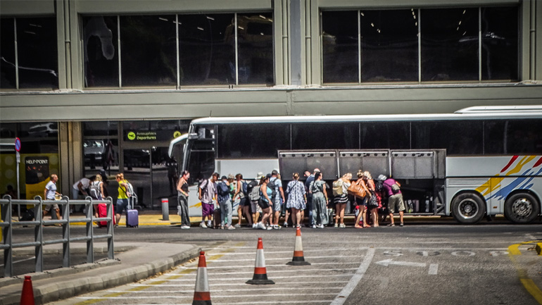 Μέτρα για την εκκένωση των τουριστών από τη Ρόδο