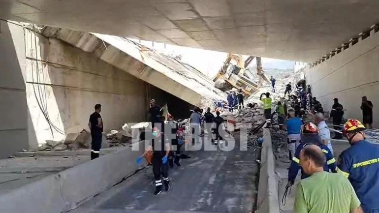 Τουλάχιστον ένας νεκρός και 12 τραυματίες μετά από κατεδάφιση γέφυρας στην Πάτρα