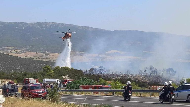 Υπό έλεγχο η αναζωπύρωση στο Καραούλι Μάνδρας – Διεκόπη η κυκλοφορία